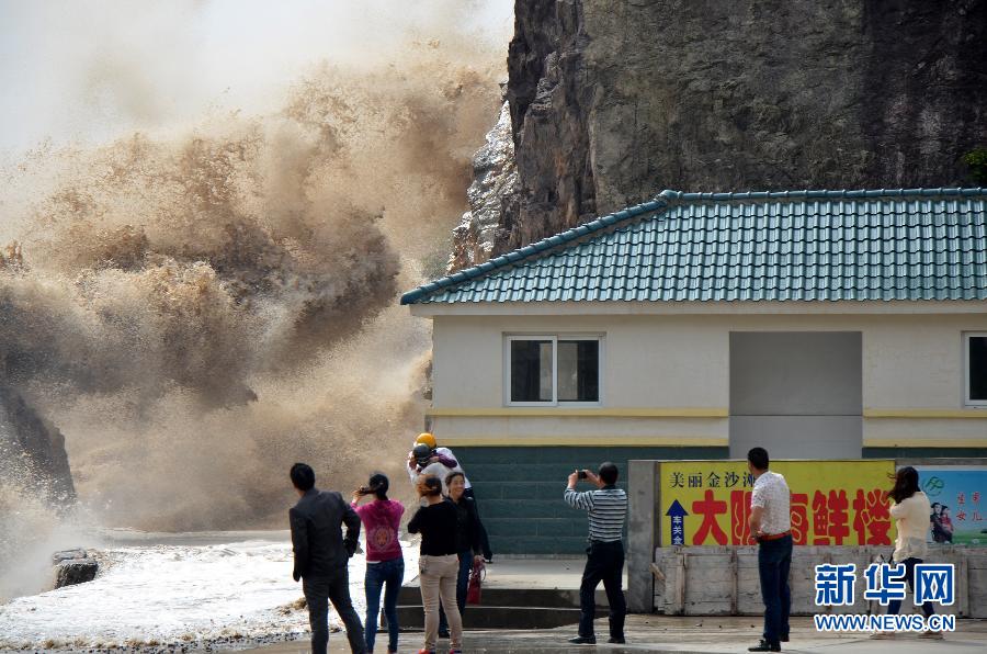 10月12日，浙江省溫嶺市石塘鎮(zhèn)海域出現(xiàn)大浪。