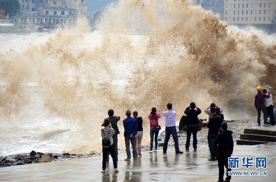 10月12日，人們在浙江省溫嶺市石塘鎮(zhèn)觀看大浪。