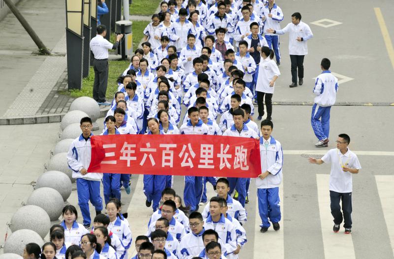 10月14日，成都七中萬(wàn)達(dá)學(xué)校實(shí)行三年跑六百公里才能畢業(yè)，現(xiàn)場(chǎng)學(xué)生開(kāi)始長(zhǎng)跑。