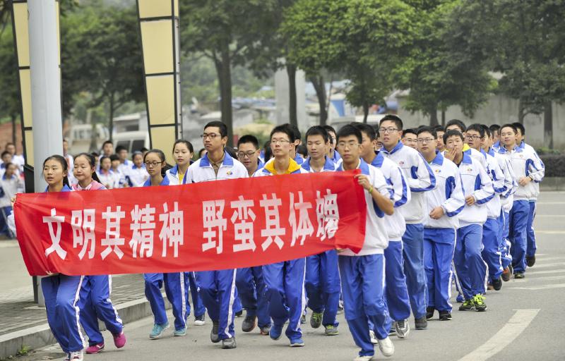 10月14日，成都七中萬(wàn)達(dá)學(xué)校實(shí)行三年跑六百公里才能畢業(yè)，現(xiàn)場(chǎng)學(xué)生開(kāi)始長(zhǎng)跑。
