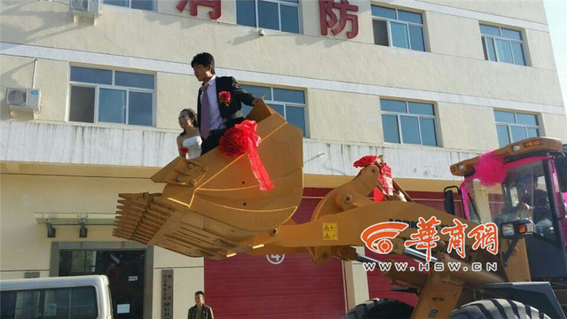 陜西小伙開(kāi)8臺(tái)裝載機(jī)接新娘。
