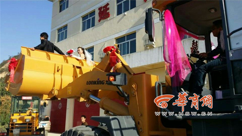 陜西小伙開(kāi)8臺(tái)裝載機(jī)接新娘。
