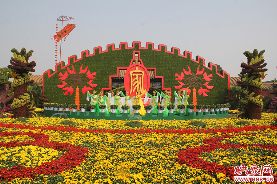 龍亭公園內(nèi)大型菊花景觀。