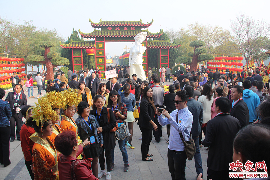 與會領(lǐng)導(dǎo)與嘉賓入園賞菊。