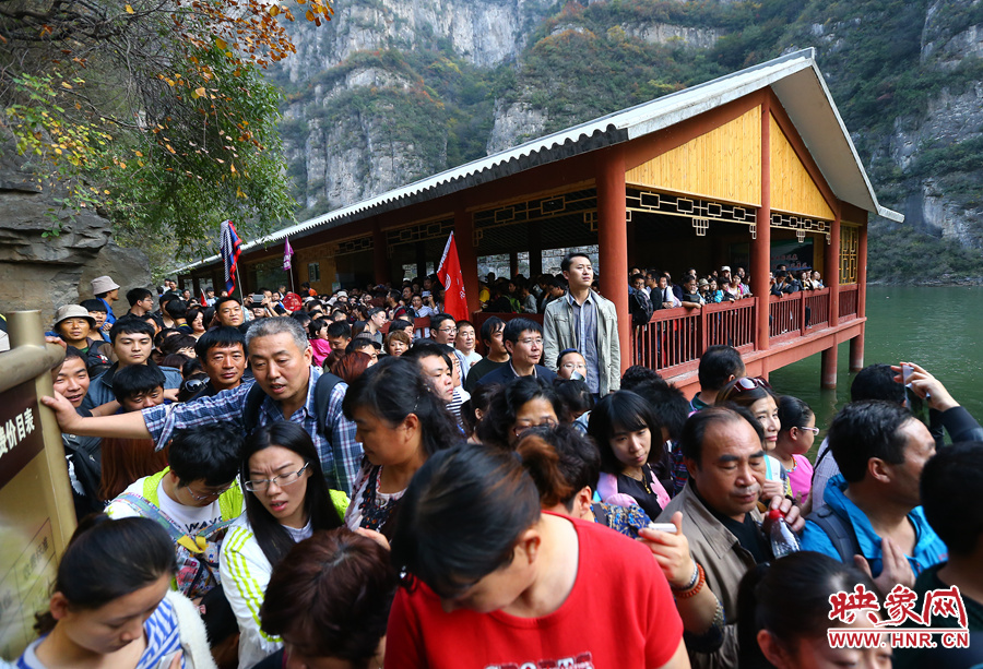由于長(zhǎng)時(shí)間擁擠不動(dòng)，導(dǎo)致游客產(chǎn)生了焦躁的情緒