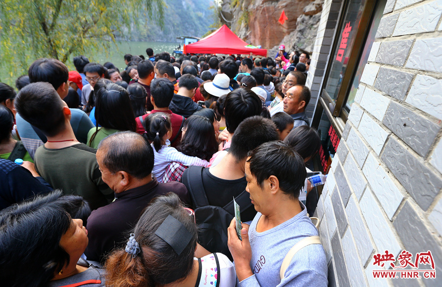 游船售票處前，游客被擠得無(wú)法轉(zhuǎn)身