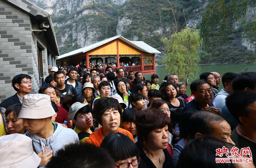 等待上船的碼頭上，游人擁擠不動(dòng)