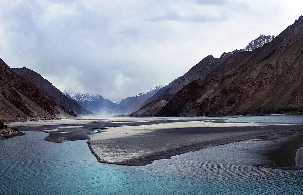 夫婦倆穿越東歐到達(dá)亞洲，沿途拍攝到許多美景。
