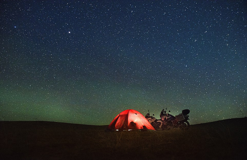 他們曾遭遇沙塵暴和嚴(yán)寒，且數(shù)天無法洗澡。