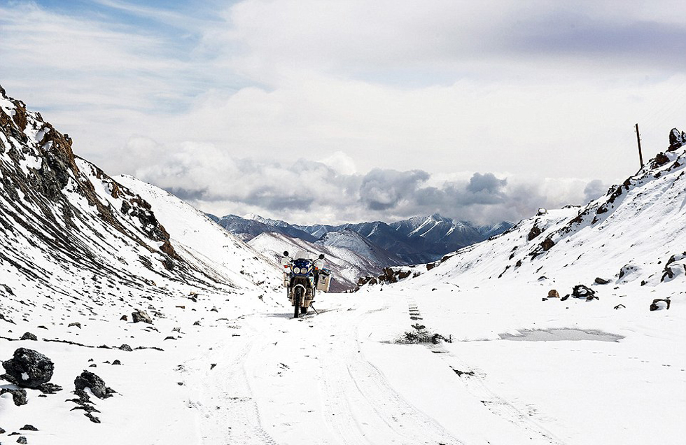圖為塔吉克斯坦4600米高的山峰上。（網(wǎng)頁截圖）