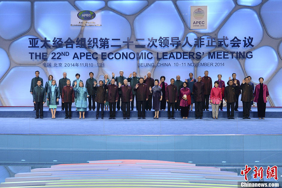 11月10日晚，中國國家主席習近平夫婦在北京水立方同APEC領導人夫婦集體合影。中新社發(fā) 廖攀 攝