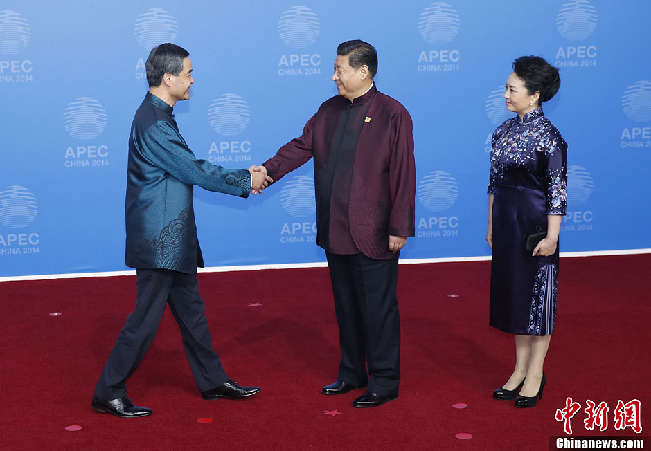 圖為習近平夫婦歡迎中國香港特別行政區(qū)行政長官梁振英。中新社發(fā) 杜洋 攝