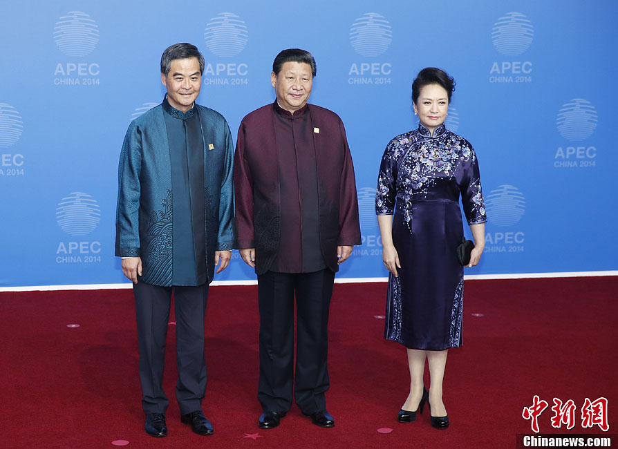 圖為習近平夫婦歡迎中國香港特別行政區(qū)行政長官梁振英。中新社發(fā) 杜洋 攝