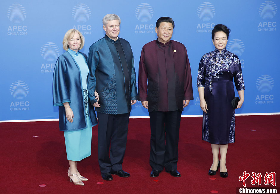 圖為習近平夫婦歡迎加拿大總理哈珀夫婦。中新社發(fā) 杜洋 攝