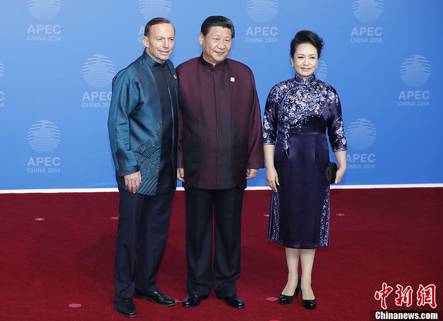 圖為習近平夫婦歡迎澳大利亞總理阿博特。中新社發(fā) 杜洋 攝