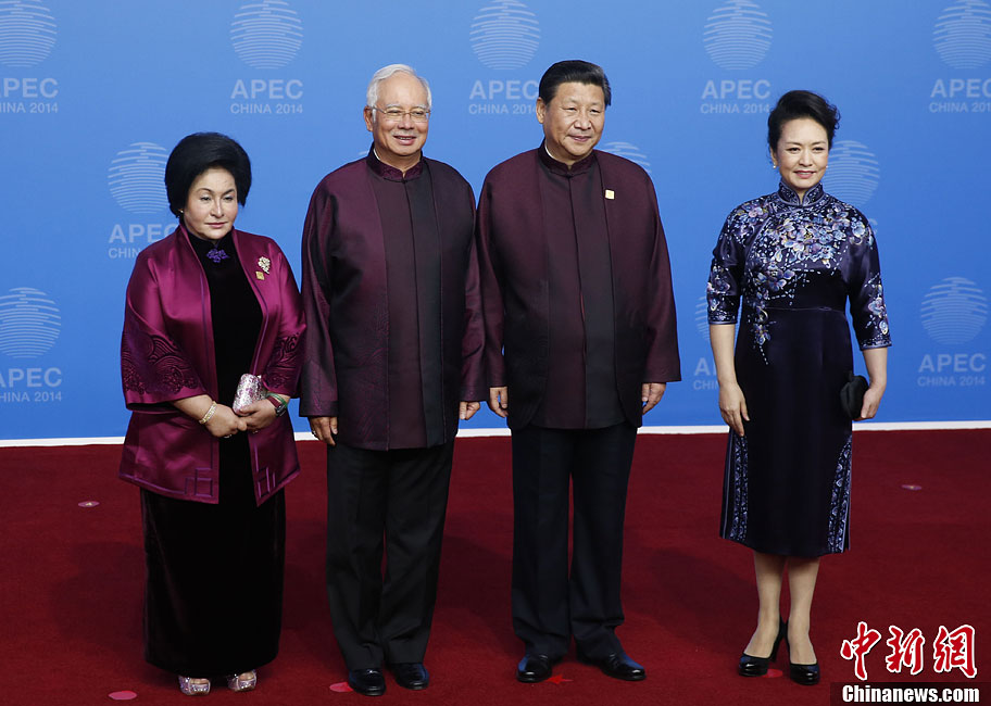 圖為習近平夫婦歡迎馬來西亞總理納吉布夫婦。中新社發(fā) 杜洋 攝