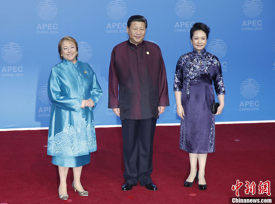 圖為習近平夫婦歡迎智利總統巴切萊特。中新社發(fā) 杜洋 攝