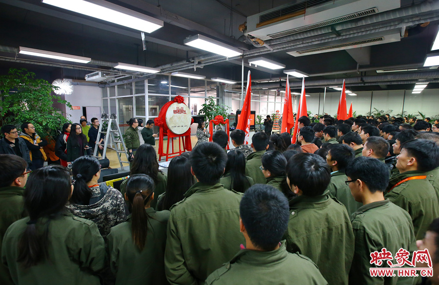 “雙十一”零點(diǎn)到來(lái)前，電商的負(fù)責(zé)人為一線員工鼓勁加油