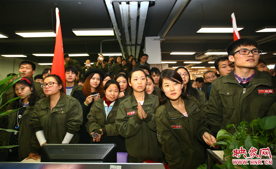 很多員工注視著屏幕上不斷攀升的銷售額，期望能創(chuàng)下新高