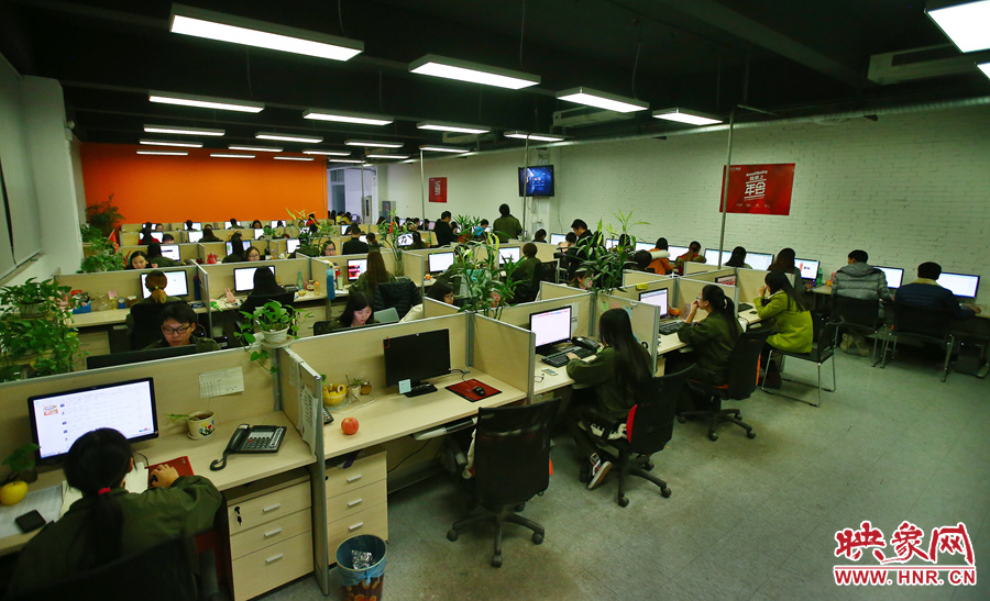 客服大廳內(nèi)，每天電腦前都坐著忙碌的客服人員