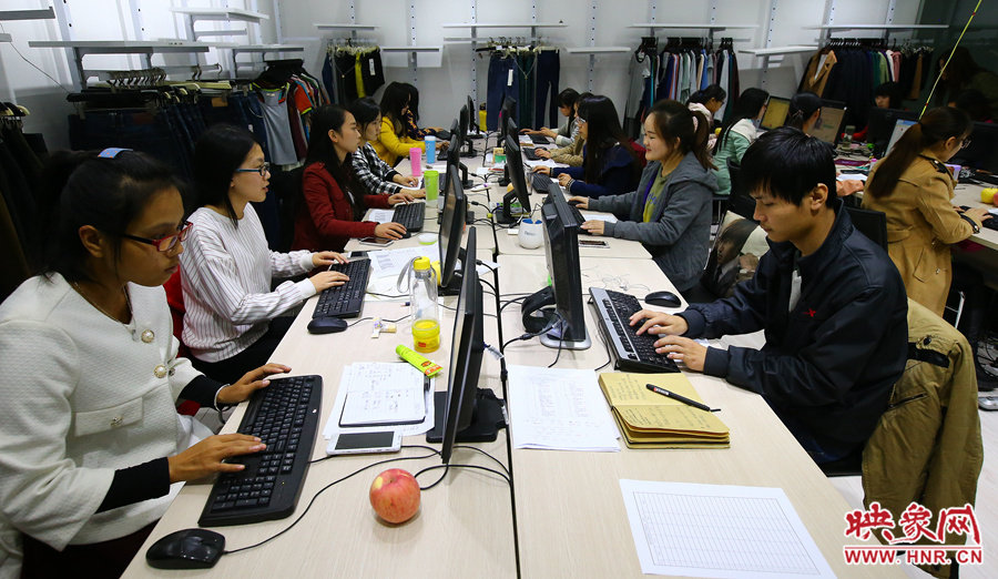 深夜中，忙碌的客服