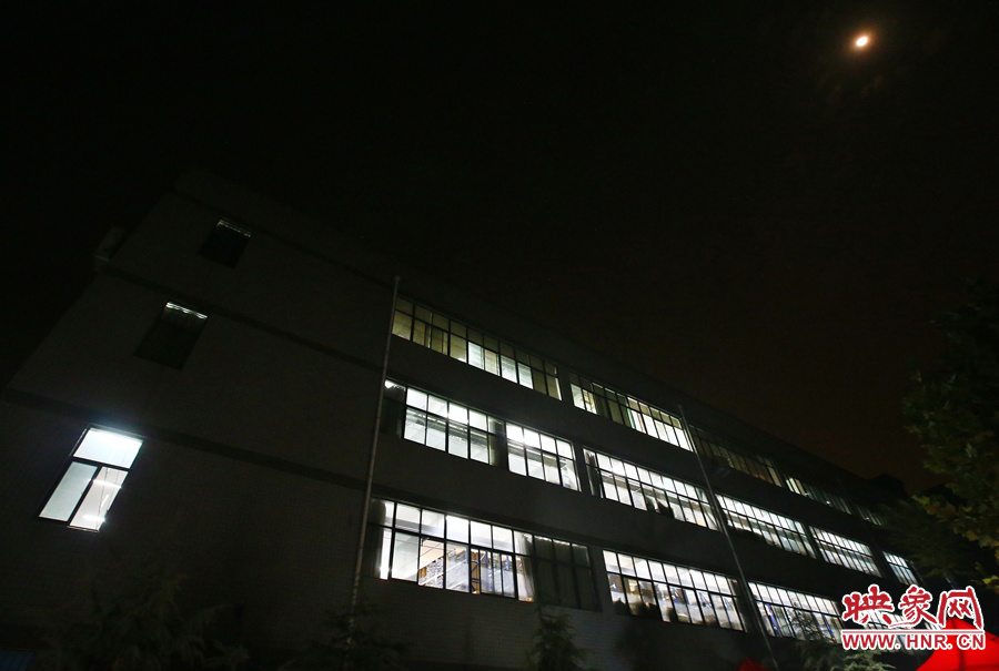 夜已深，燈火通明的大廳內(nèi)卻熱火朝天