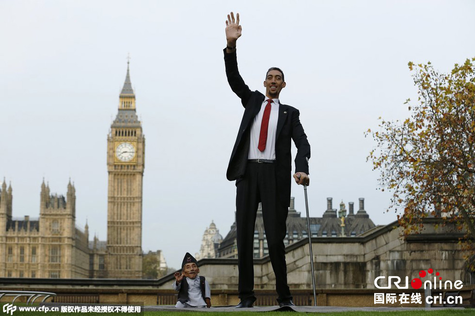 當(dāng)?shù)貢r(shí)間2014年11月13日，英國倫敦，世界上最矮的男子錢德拉·巴哈杜爾·唐吉與世界上最高的男子蘇