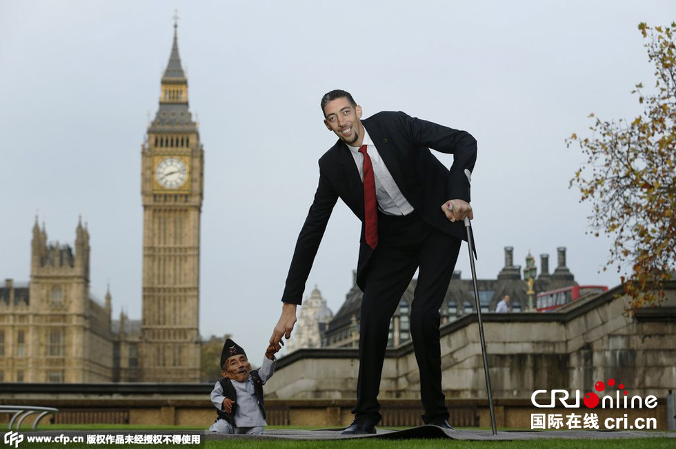 當(dāng)?shù)貢r(shí)間2014年11月13日，英國倫敦，世界上最矮的男子錢德拉·巴哈杜爾·唐吉與世界上最高的男子蘇