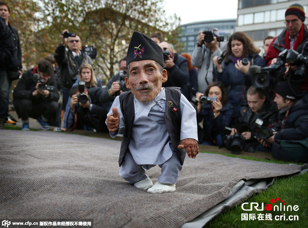 當(dāng)?shù)貢r(shí)間2014年11月13日，英國倫敦，世界上最矮的男子錢德拉·巴哈杜爾·唐吉與世界上最高的男子蘇