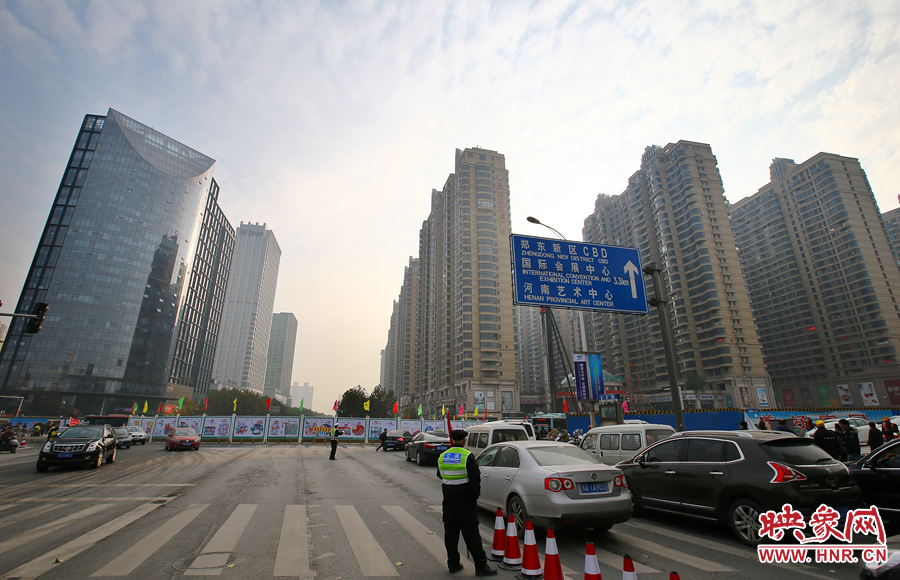 由于圍擋，汽車司機看不到對面的紅綠燈，車輛通行全靠交警現(xiàn)場指揮