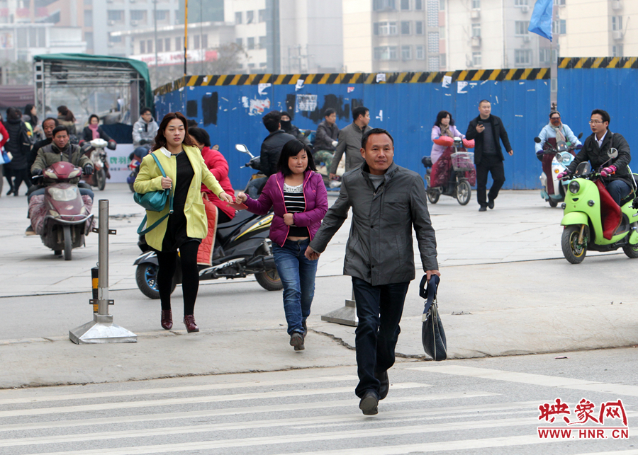因為堵車，許多上班族飛奔在路上