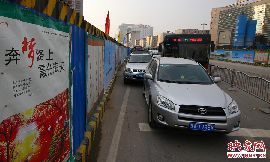 每條路的路口都壓縮成雙車道，大大減緩了汽車通行速度