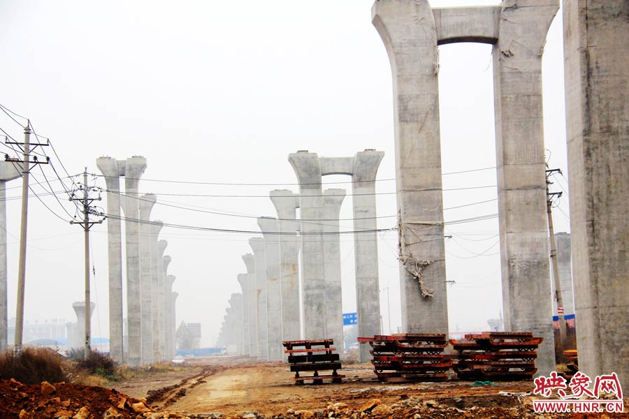 南北方向已架起數(shù)百根橋墩，一眼望不到邊際。