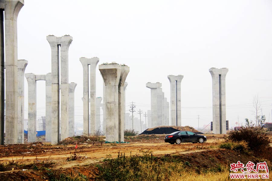 施工項(xiàng)目部偶爾會(huì)有車(chē)輛來(lái)往。