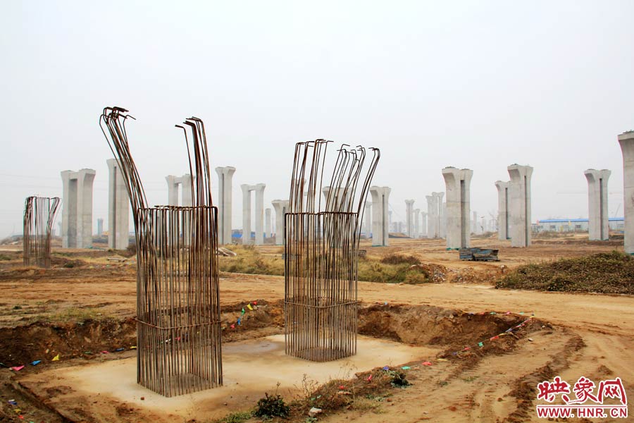 位于鄭州市南四環(huán)的京廣快速路南延工程已經(jīng)停工數(shù)月，現(xiàn)場(chǎng)幾百根橋墩已經(jīng)架起，場(chǎng)面甚是“震撼”。