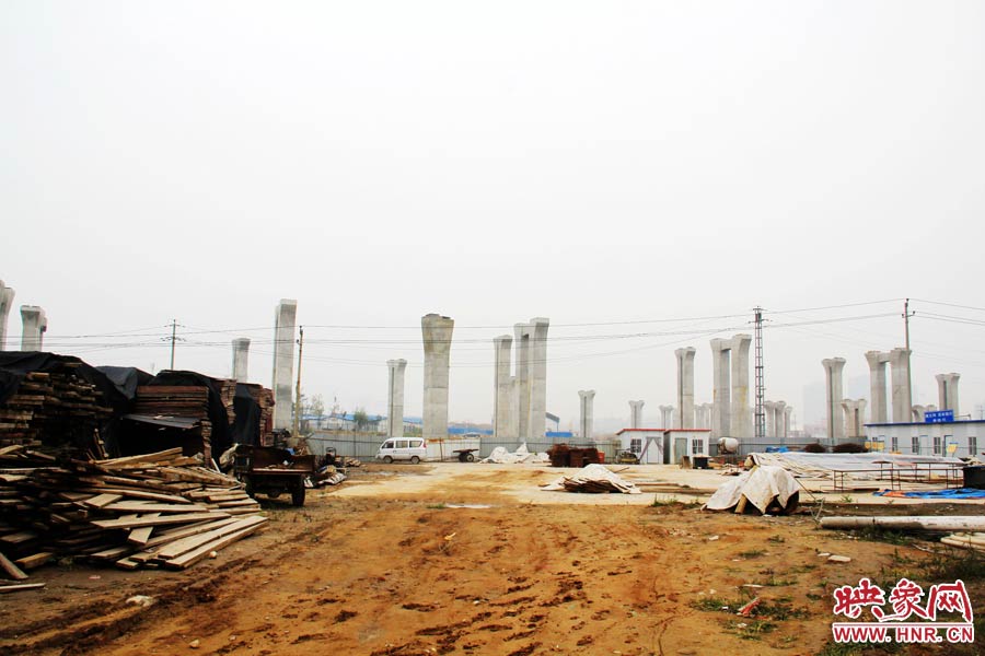 項(xiàng)目已經(jīng)停工數(shù)月，施工工地上很難見(jiàn)到工人，設(shè)備也很少。