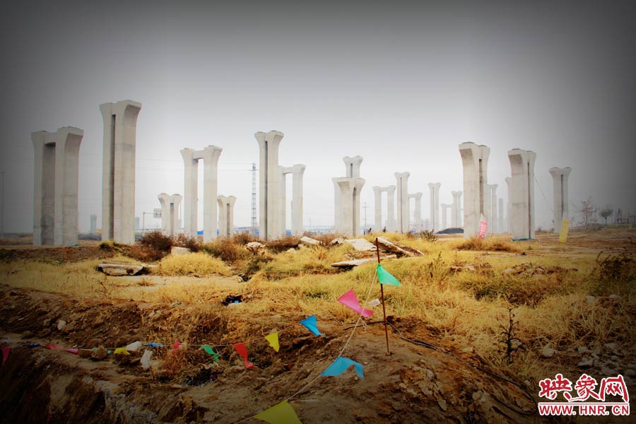 由于項(xiàng)目已經(jīng)停工數(shù)月，施工工地上很難見(jiàn)到工人，設(shè)備也很少，雜草叢生，顯得非?；臎?。