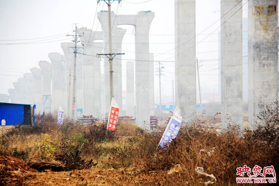 整個(gè)京廣快速路南段工程共分為六個(gè)工區(qū)，柴鍋轉(zhuǎn)盤(pán)處是京廣快速路南段三工區(qū)的施工區(qū)域。