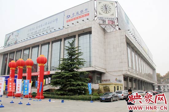 11月28日，記者從鄭州市政府獲悉，河南省人民會(huì)堂決定拆除違法存在10多年的巨型樓頂廣告。