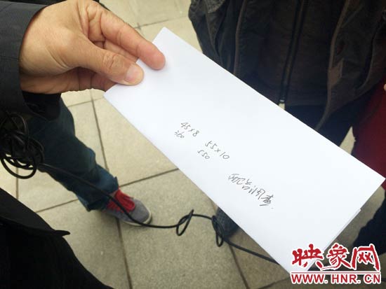 經(jīng)過初步測(cè)量，河南省人民會(huì)堂主樓的違法廣告牌面積為910平米。