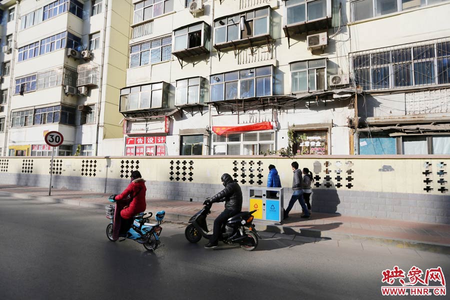 雖然墻內(nèi)的商戶已經(jīng)搬走，但一些門頭還沒撤下。