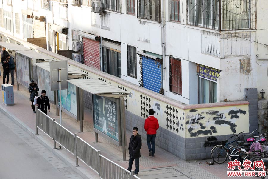 圍墻外是一處公交站牌。