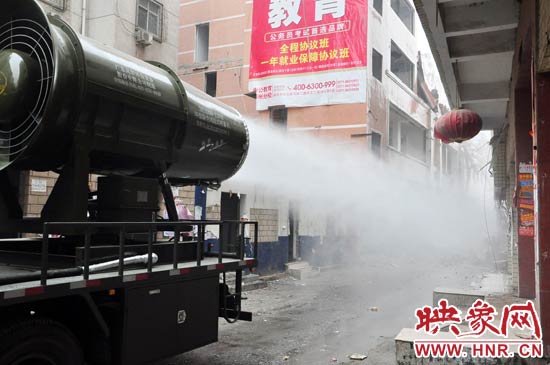 針對(duì)造成霧霾的主兇“建筑工地?fù)P塵”，“霧炮車”降塵除塵效果能到到80%。