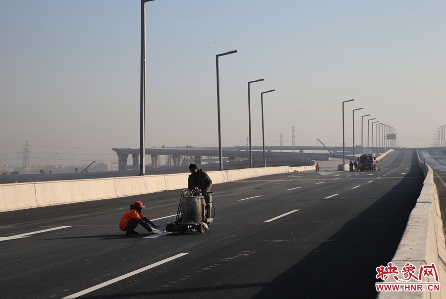 部門(mén)路段工人正在噴畫(huà)道路標(biāo)線。