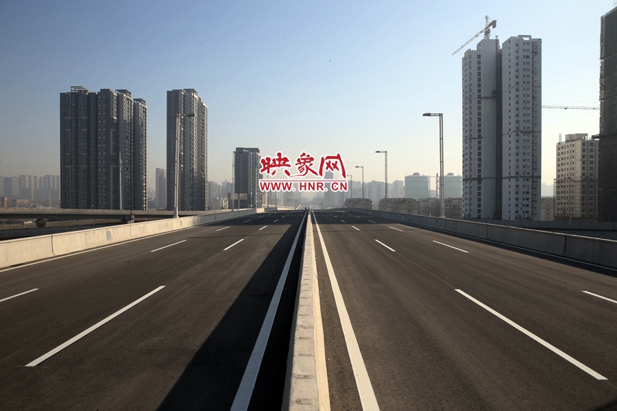 隴海高架過(guò)西三環(huán)進(jìn)入市區(qū)。