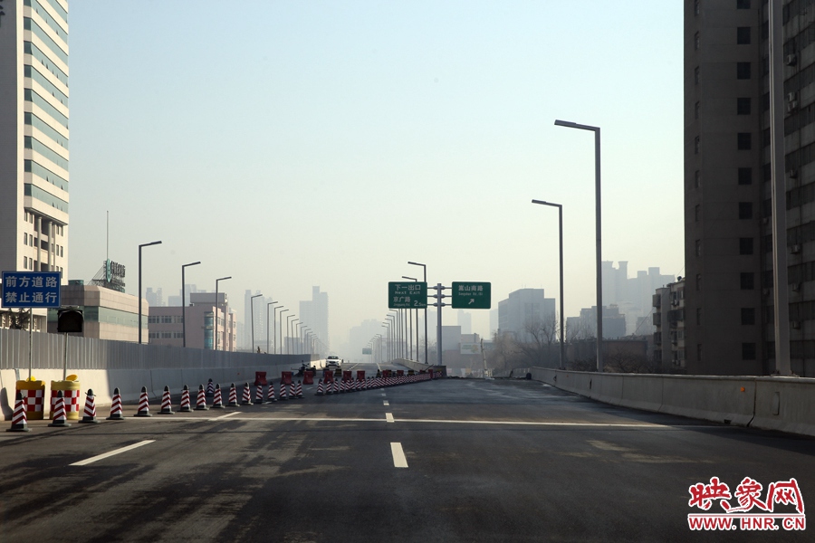 嵩山南路出口，由西向東至嵩山南路出口向東暫未開(kāi)通。
