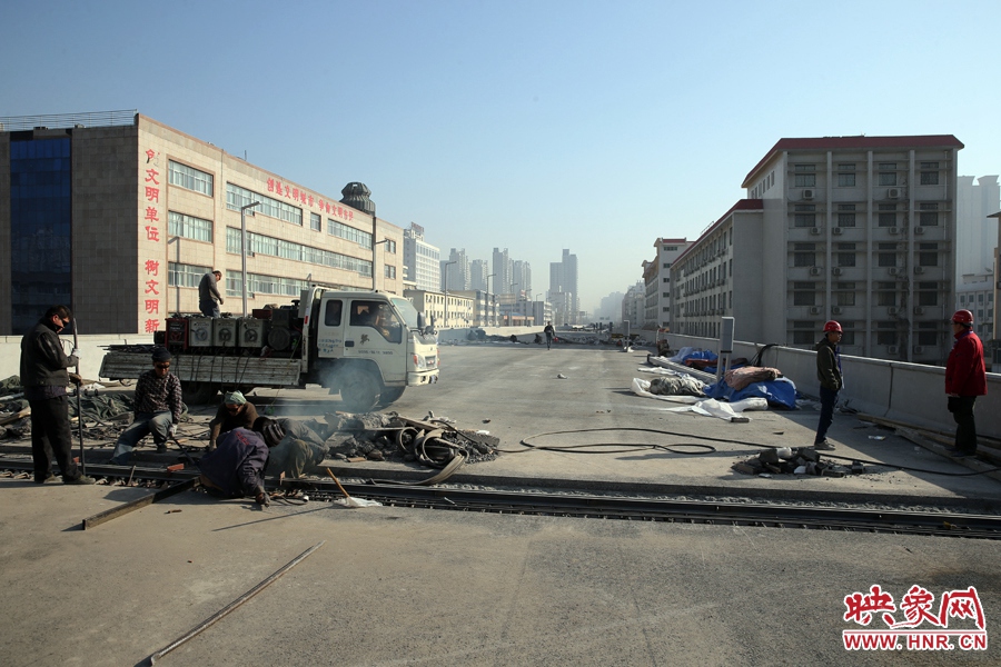 由西向東方向，嵩山南路出口以東，仍在緊張施工中。