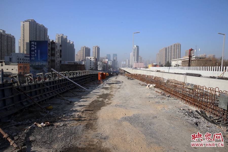 由西向東方向，嵩山南路出口以東，仍在緊張施工中。