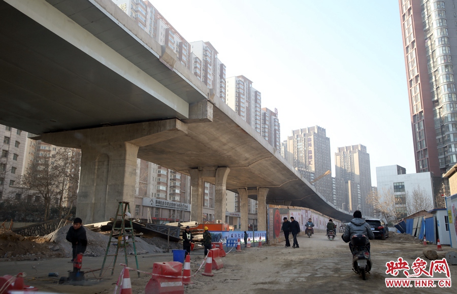由西向東方向，嵩山南路出口以東，仍在緊張施工中。