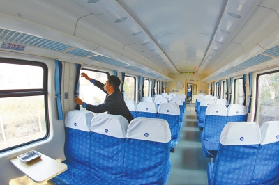 硬座車廂 藍(lán)色座套，清清爽爽。